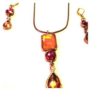 Set of 2 earrings with matching necklace